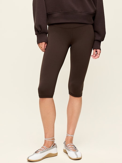 High-Waisted StudioSmooth Pedal Pusher Capri Leggings
